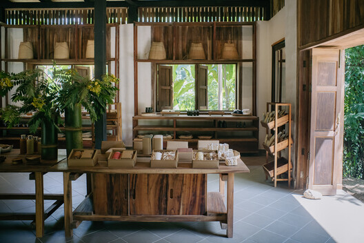 Tea Boutique at Araksa Tea Garden / Simple Architecture + thirteenthree Tea Boutique at Araksa Tea Garden / Simple Architecture + thirteenthree - Interior Photography, Dining room, Wood, Table, Glass