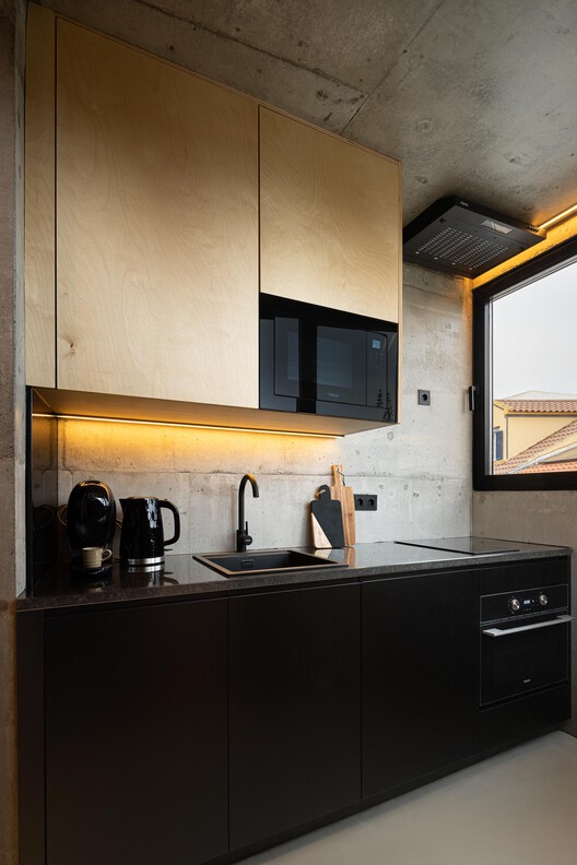 Edifício Mini Atalhada / SO Arquitetura & Design - 室内图, 厨房, 台面, 灯, 水槽