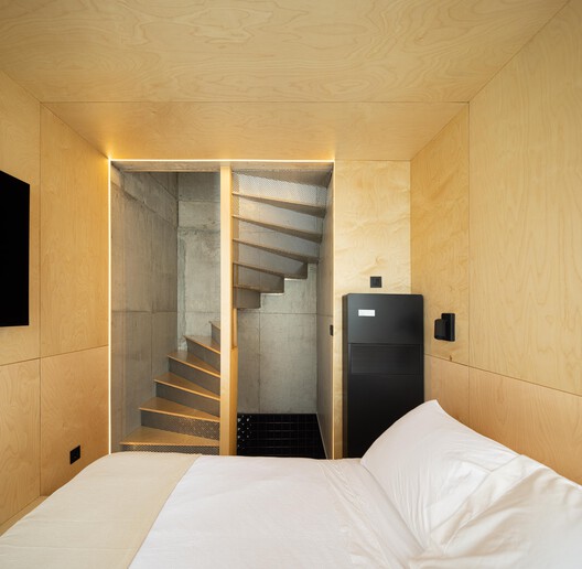 Edifício Mini Atalhada / SO Arquitetura & Design - 室内图, 卧室, 木头
