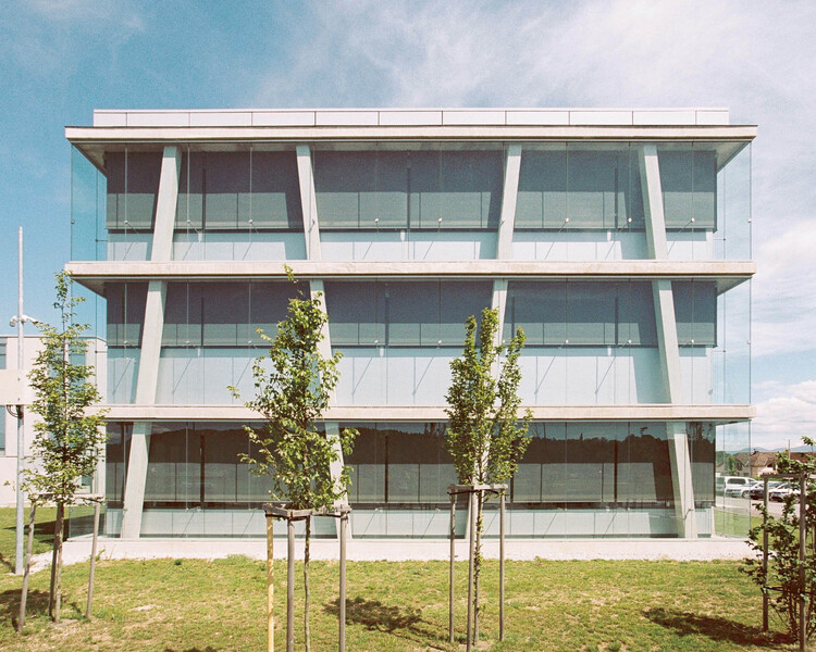 Instalación Educativa URSIKS / Arhitekti Počivašek Petranovič - Fotografía exterior, Vidrio