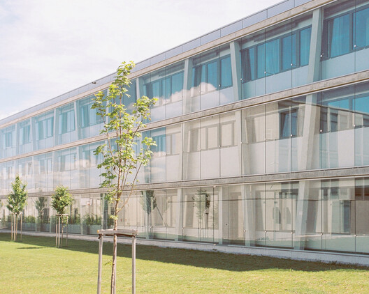Educational Facility URSIKS / Arhitekti Počivašek Petranovič Educational Facility URSIKS / Arhitekti Počivašek Petranovič - Exterior Photography, Glass
