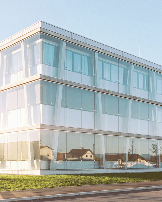 Educational Facility URSIKS / Arhitekti Počivašek Petranovič Educational Facility URSIKS / Arhitekti Počivašek Petranovič - Exterior Photography, Glass