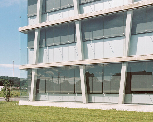 Educational Facility URSIKS / Arhitekti Počivašek Petranovič Educational Facility URSIKS / Arhitekti Počivašek Petranovič - Exterior Photography, Glass