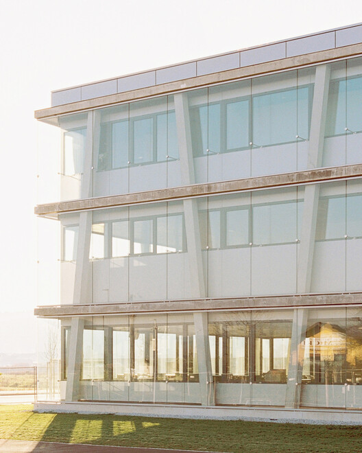 Educational Facility URSIKS / Arhitekti Počivašek Petranovič Educational Facility URSIKS / Arhitekti Počivašek Petranovič - Exterior Photography, Glass
