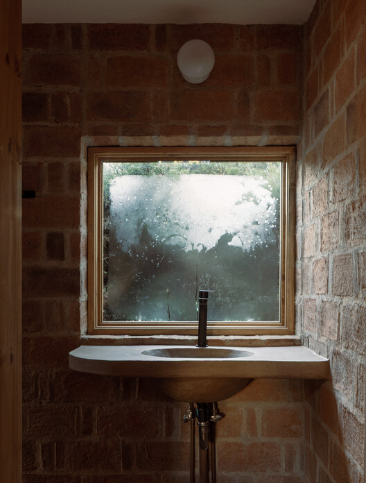 Casa Estelí / COLAR Colectivo de Arquitectura Casa Estelí / COLAR Colectivo de Arquitectura - Interior Photography, Bathroom, Lighting, Brick, Glass, Sink