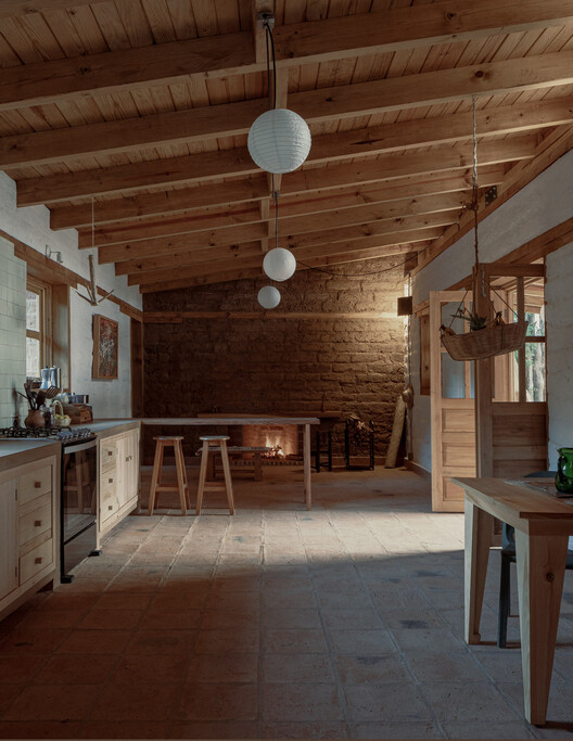 Casa Estelí / COLAR Colectivo de Arquitectura Casa Estelí / COLAR Colectivo de Arquitectura - Interior Photography, Kitchen, Wood, Lighting, Chair, Beam