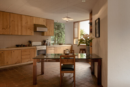 Casa Amona / COLAR Colectivo de Arquitectura Casa Amona / COLAR Colectivo de Arquitectura - Interior Photography, Dining room, Wood, Chair, Table, Lighting, Countertop, Kitchen