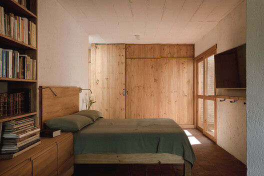 Casa Amona / COLAR Colectivo de Arquitectura Casa Amona / COLAR Colectivo de Arquitectura - Interior Photography, Bedroom, Wood, Bed, Lighting