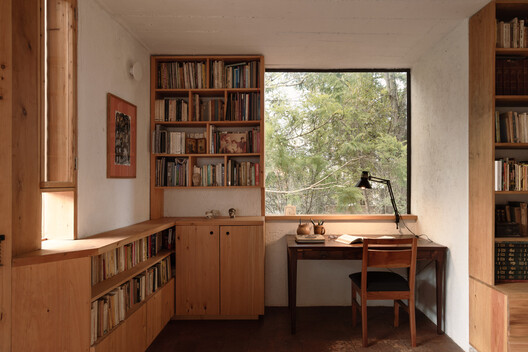 Casa Amona / COLAR Colectivo de Arquitectura Casa Amona / COLAR Colectivo de Arquitectura - Interior Photography, Shelving, Wood