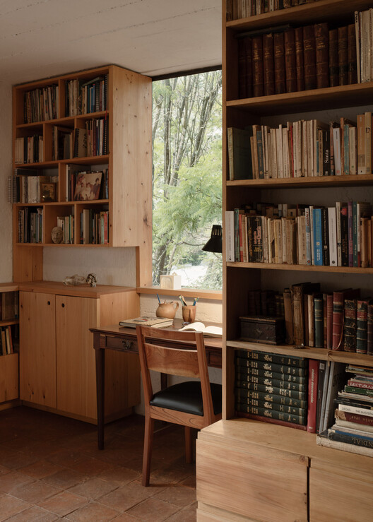 Casa Amona / COLAR Colectivo de Arquitectura Casa Amona / COLAR Colectivo de Arquitectura - Interior Photography, Closet, Shelving, Wood, Chair