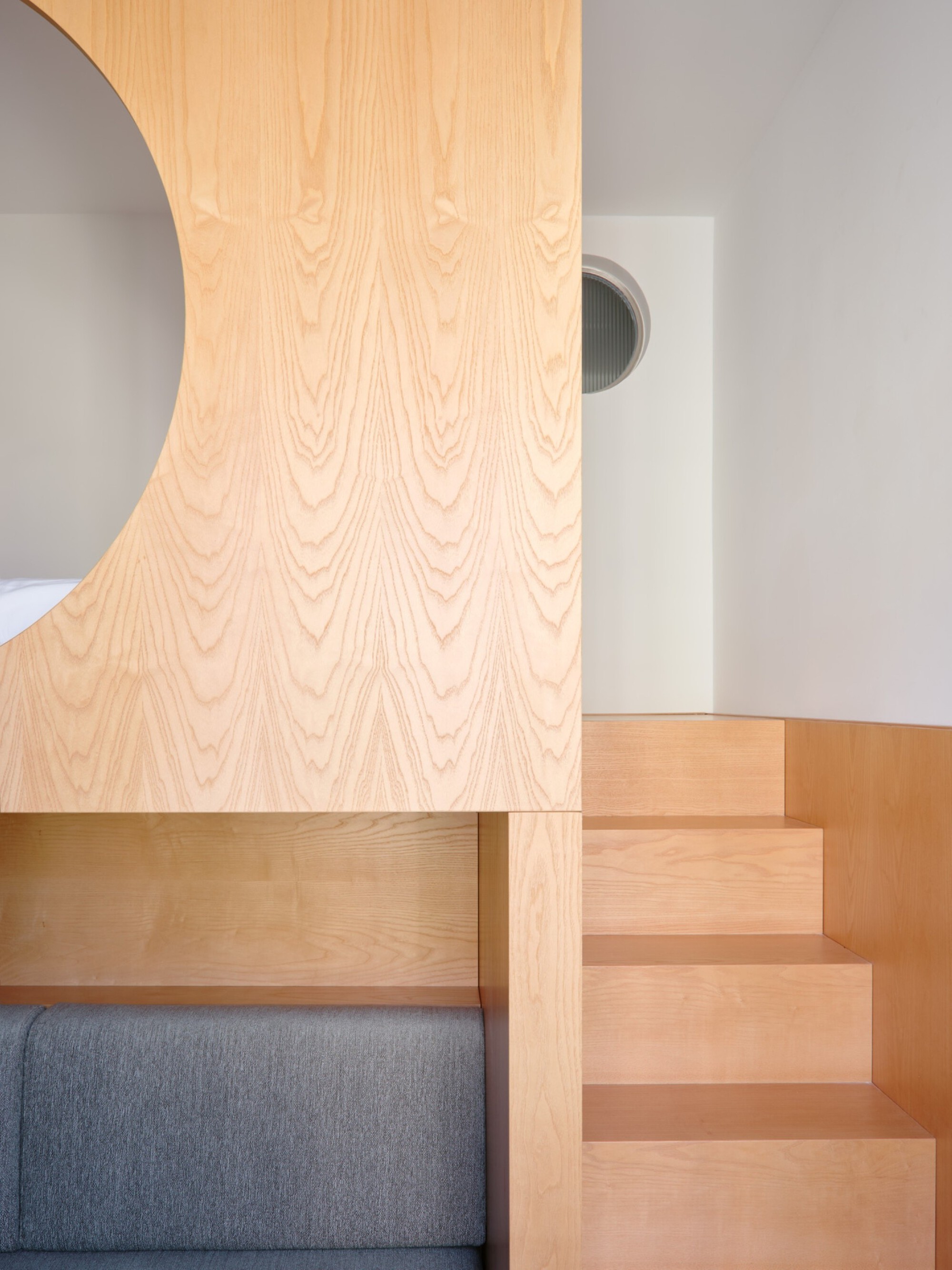 Dos apartamentos de Milán comparten umbral, pero conservan identidades opuestas
