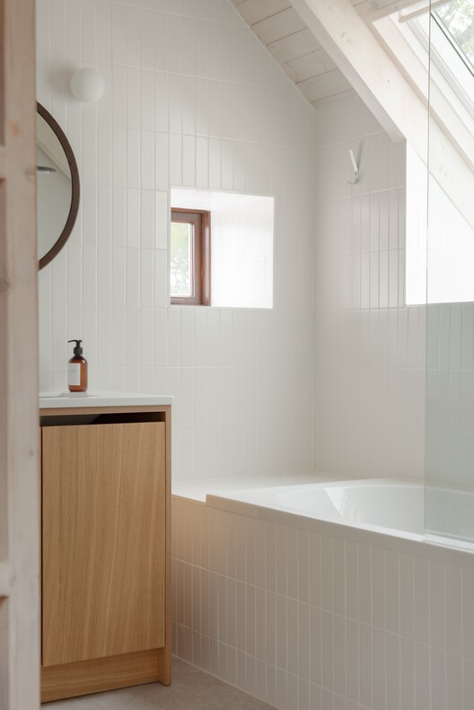 Linden House / Schemata Architects Linden House / Schemata Architects - Interior Photography, Bathroom, Bathtub, Sink, Glass