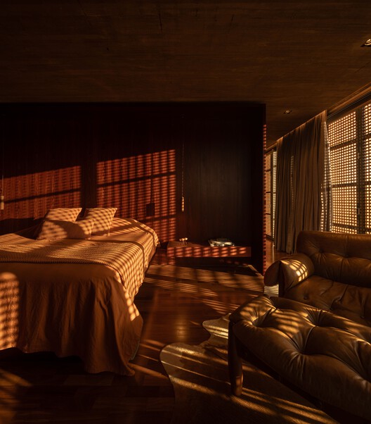 Casa Muxarabi / mf+arquitetos Casa Muxarabi / mf+arquitetos - Interior Photography, Bedroom, Wood, Lighting, Bed
