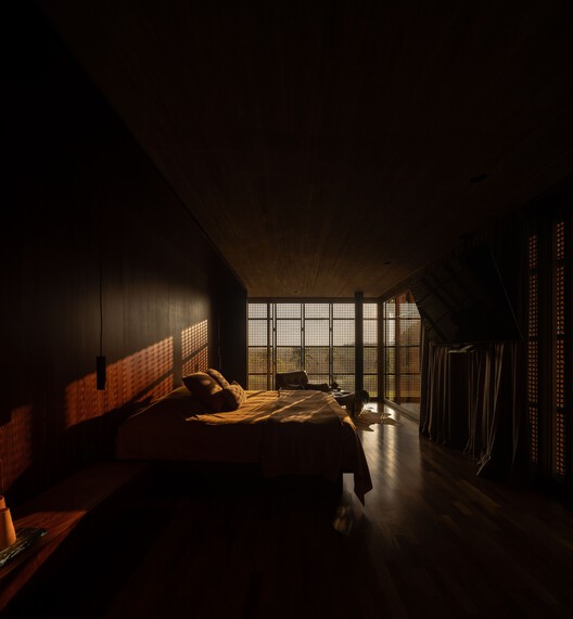 Casa Muxarabi / mf+arquitetos Casa Muxarabi / mf+arquitetos - Interior Photography, Wood, Lighting, Bedroom, Bed
