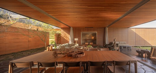 Casa Muxarabi / mf+arquitetos Casa Muxarabi / mf+arquitetos - Interior Photography, Dining room, Wood, Chair