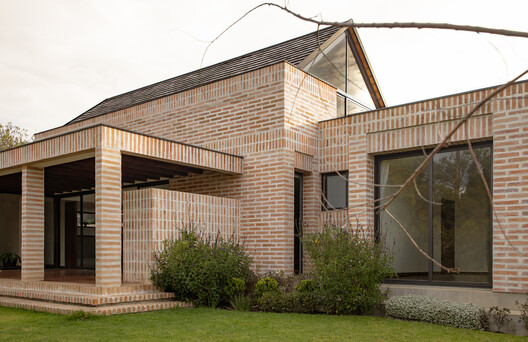Casa PM / Feliu Vega Kennedy Arquitectura Casa PM / Feliu Vega Kennedy Arquitectura - Exterior Photography, Wood, Brick, Door