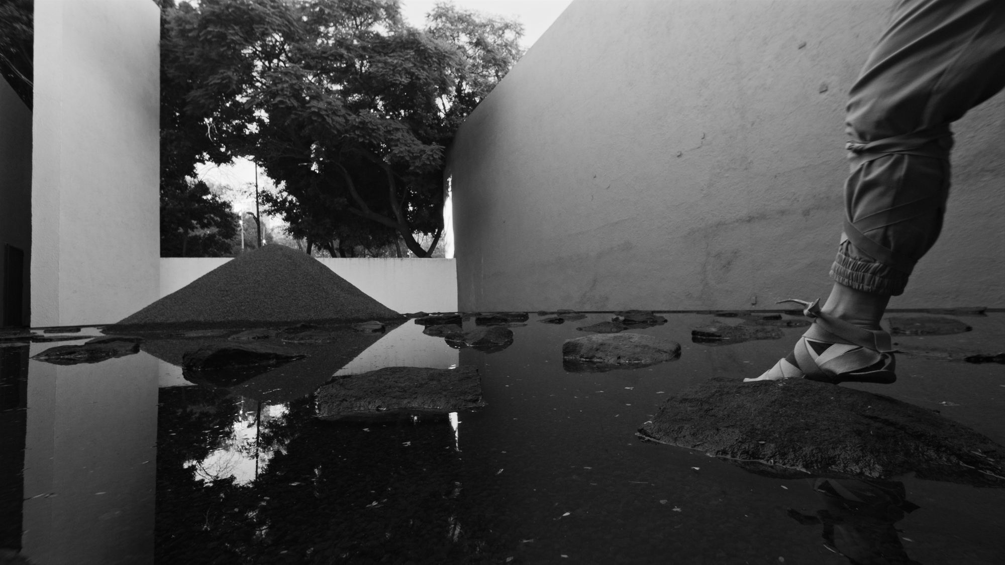 Cronoboros convierte el Museo El Eco en un paisaje de agua, piedra y huellas