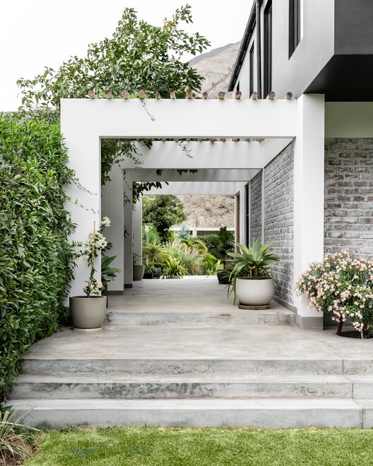 Berna House / Hiro Arquitectos - Exterior Photography, Garden, Concrete, Stairs, Courtyard
