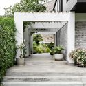 Casa Berna / Hiro Arquitectos - Fotografía exterior, Jardín, Concreto, Escaleras, Patio interior