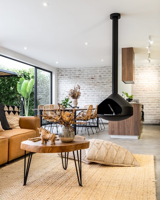 Berna House / Hiro Arquitectos - Interior Photography, Living Room, Wood, Lighting, Chair, Brick