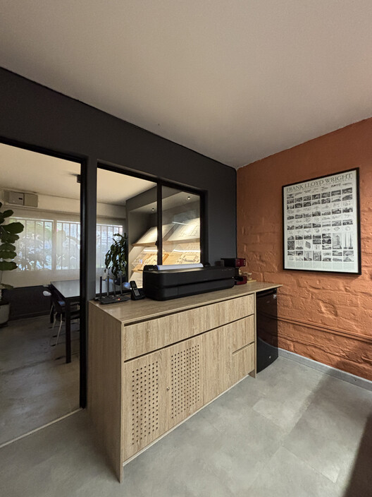 Office 101 Casa Andina / Caliza Arquitectura Office 101 Casa Andina / Caliza Arquitectura - Interior Photography, Kitchen, Wood, Lighting, Countertop, Chair