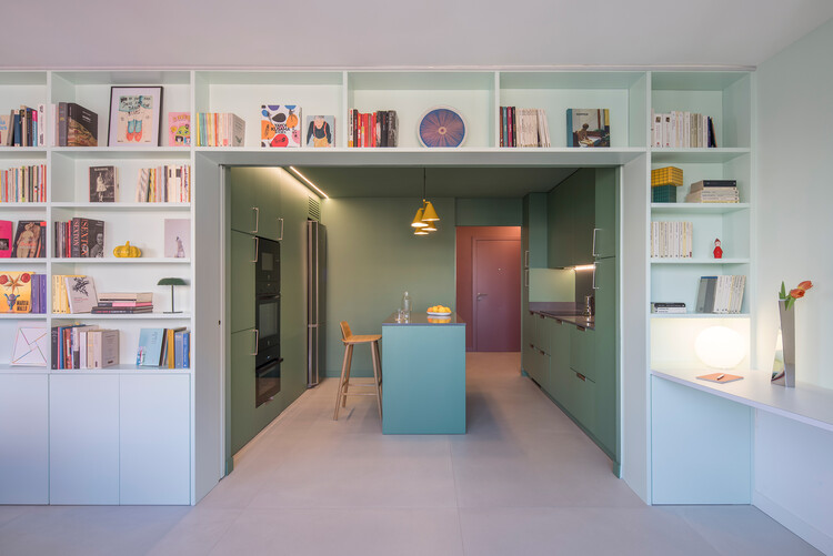 casa POP / gon architects - Fotografía interior, Estanterías, Madera, Iluminación, Cocina, Puerta