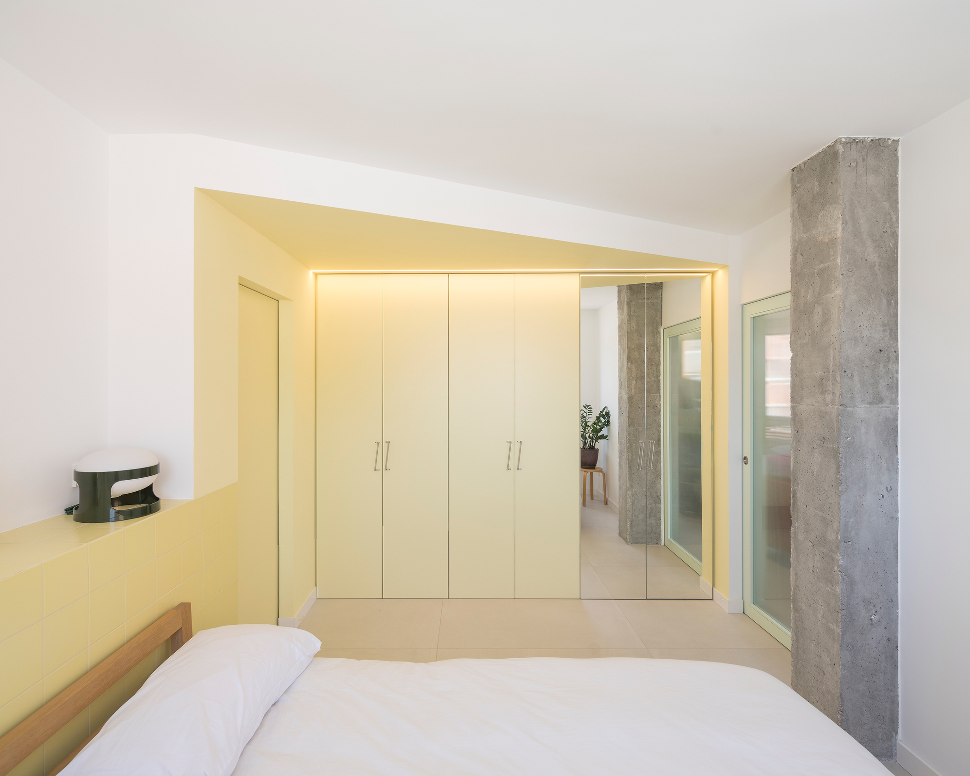 Casa POP libera un piso estrecho de Madrid con un núcleo central y un recorrido circular