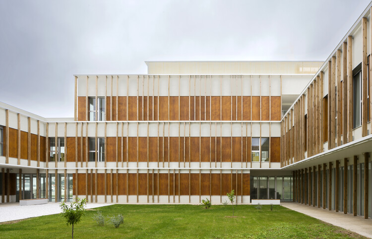 Home for Dependent People / SV60 Arquitectos -  Healthcare Center