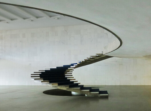 Spiraling Up: 6 Projects Using Spiral Ramps for Vertical Movement Spiraling Up: 6 Projects Using Spiral Ramps for Vertical Movement - Image 8 of 14