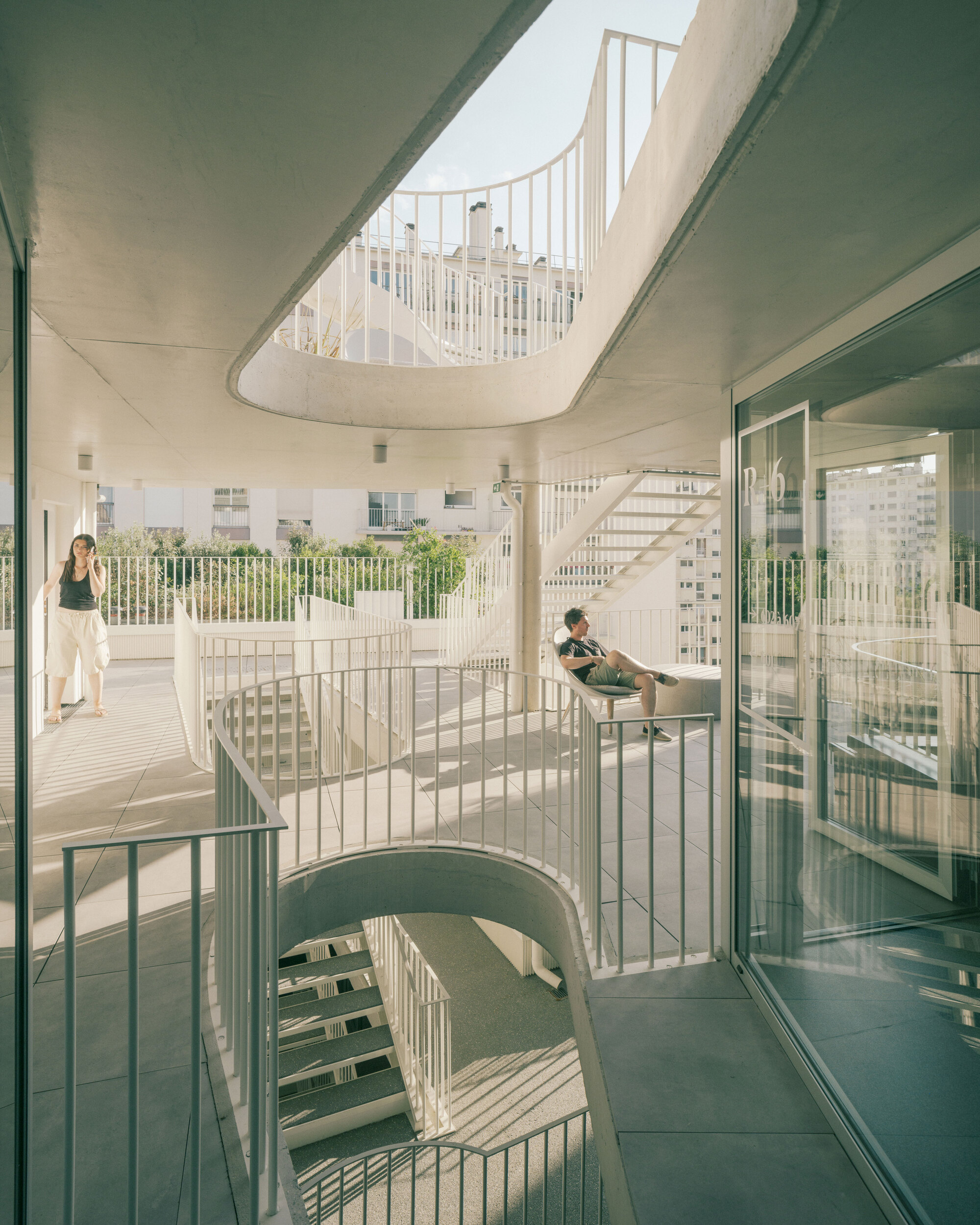 Una residencia estudiantil en París rompe el bloque en cuatro para ganar luz y privacidad