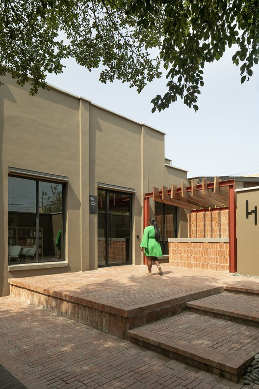 African Futures Institute Transforms Former Warehouse Into Headquarters in Accra, Ghana African Futures Institute Transforms Former Warehouse Into Headquarters in Accra, Ghana - Image 2 of 28