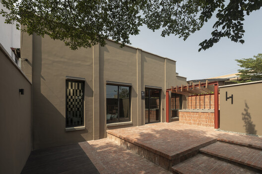 African Futures Institute Transforms Former Warehouse Into Headquarters in Accra, Ghana African Futures Institute Transforms Former Warehouse Into Headquarters in Accra, Ghana - Image 3 of 28