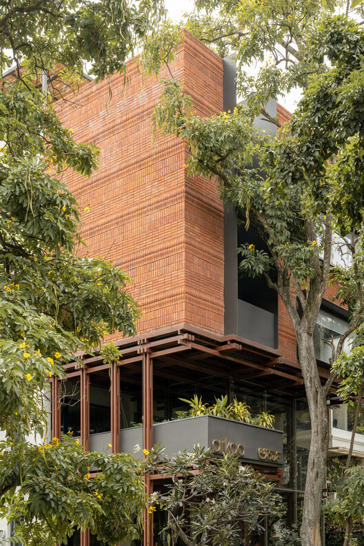 Brick on Sticks Retail Store / DOT BOT STUDIO - Showroom