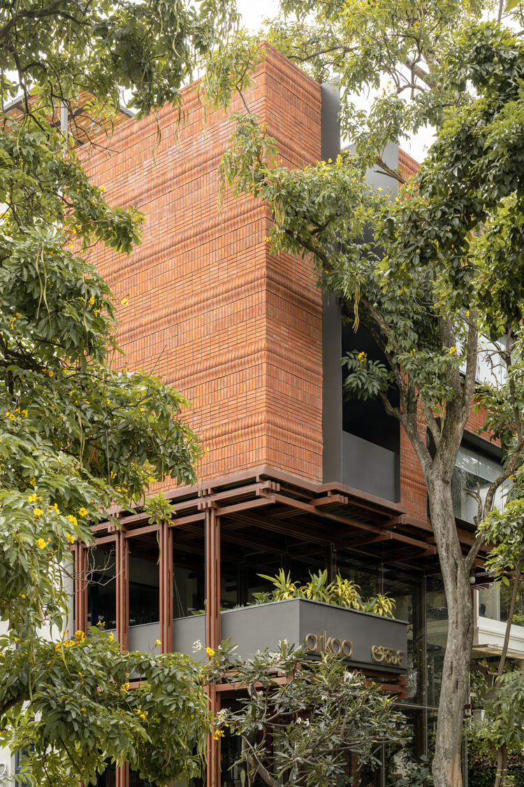 Brick on Sticks Retail Store / DOT BOT STUDIO