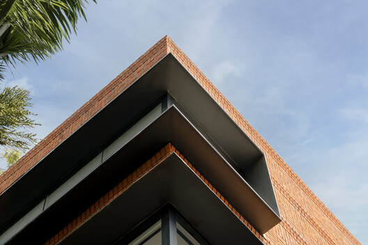 Loja Brick on Sticks / DOT BOT STUDIO Loja Brick on Sticks / DOT BOT STUDIO - Fotografia de Exterior, Madeira