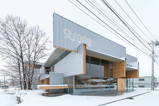 STROOG Headquarters / MOUNT FUJI ARCHITECTS STUDIO STROOG Headquarters / MOUNT FUJI ARCHITECTS STUDIO - Image 2 of 22