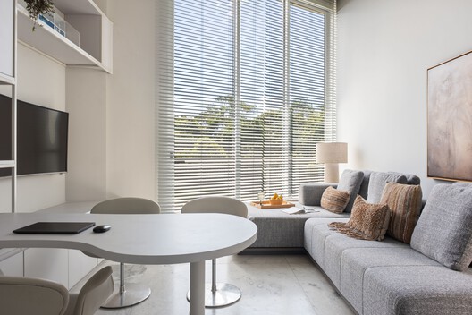 Mogno House / RB Arquitetura Mogno House / RB Arquitetura - Interior Photography, Living Room, Table, Sofa, Lighting, Chair