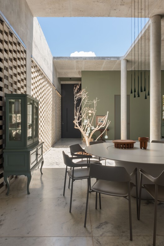 Mogno House / RB Arquitetura Mogno House / RB Arquitetura - Interior Photography, Dining room, Concrete, Chair