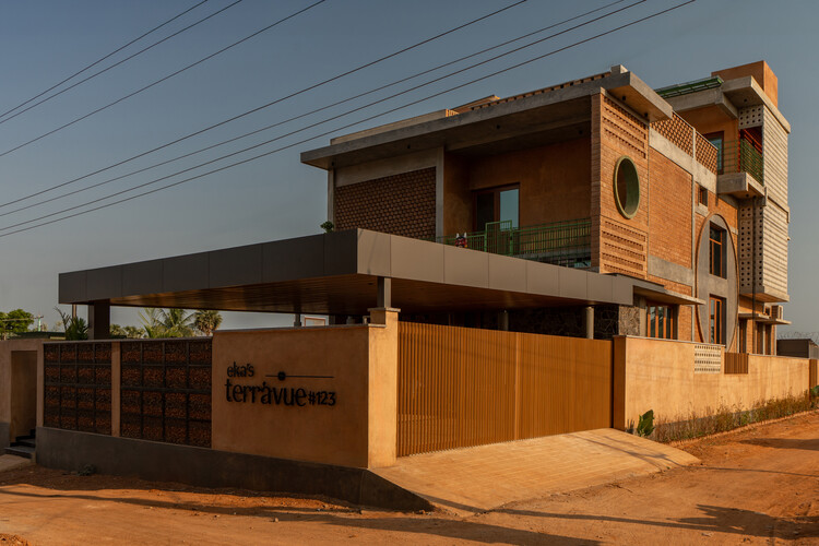 Terràvue Residence / Fictive Architects
