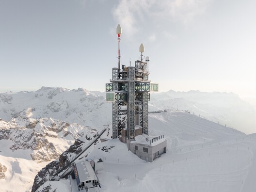 Above the Snowline: 11 Shelters Built at the Limits of Construction Above the Snowline: 11 Shelters Built at the Limits of Construction - Image 29 of 29
