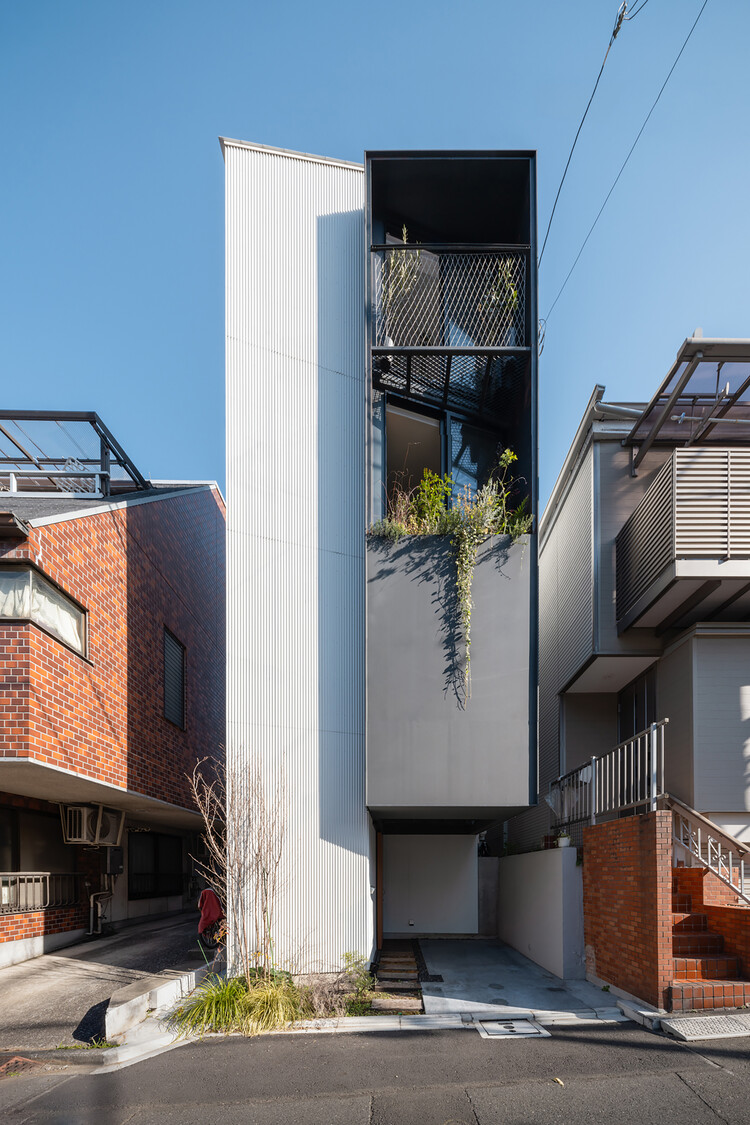 House in Kagurazaka / Takumi Wakui + Riho Wakui Architects