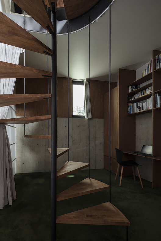 House in Kagurazaka / Takumi Wakui + Riho Wakui Architects House in Kagurazaka / Takumi Wakui + Riho Wakui Architects - Interior Photography, Wood, Stairs, Handrail