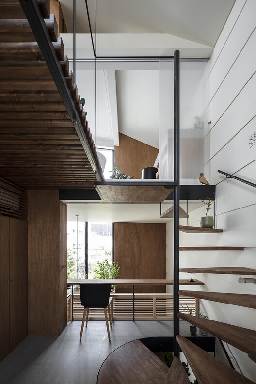 House in Kagurazaka / Takumi Wakui + Riho Wakui Architects House in Kagurazaka / Takumi Wakui + Riho Wakui Architects - Interior Photography, Wood, Stairs, Handrail, Chair