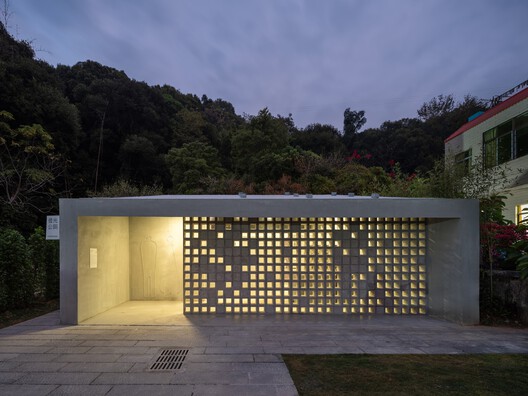 the iLOOminate Public Toilet / Studio 10 the iLOOminate Public Toilet / Studio 10 - Image 5 of 39