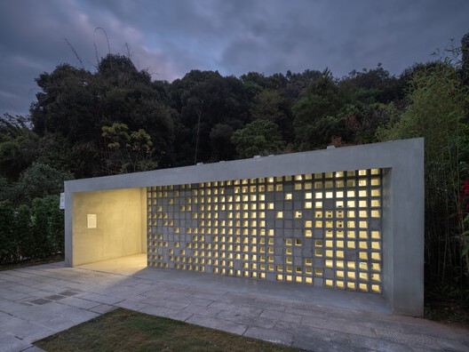 the iLOOminate Public Toilet / Studio 10 the iLOOminate Public Toilet / Studio 10 - Image 6 of 39