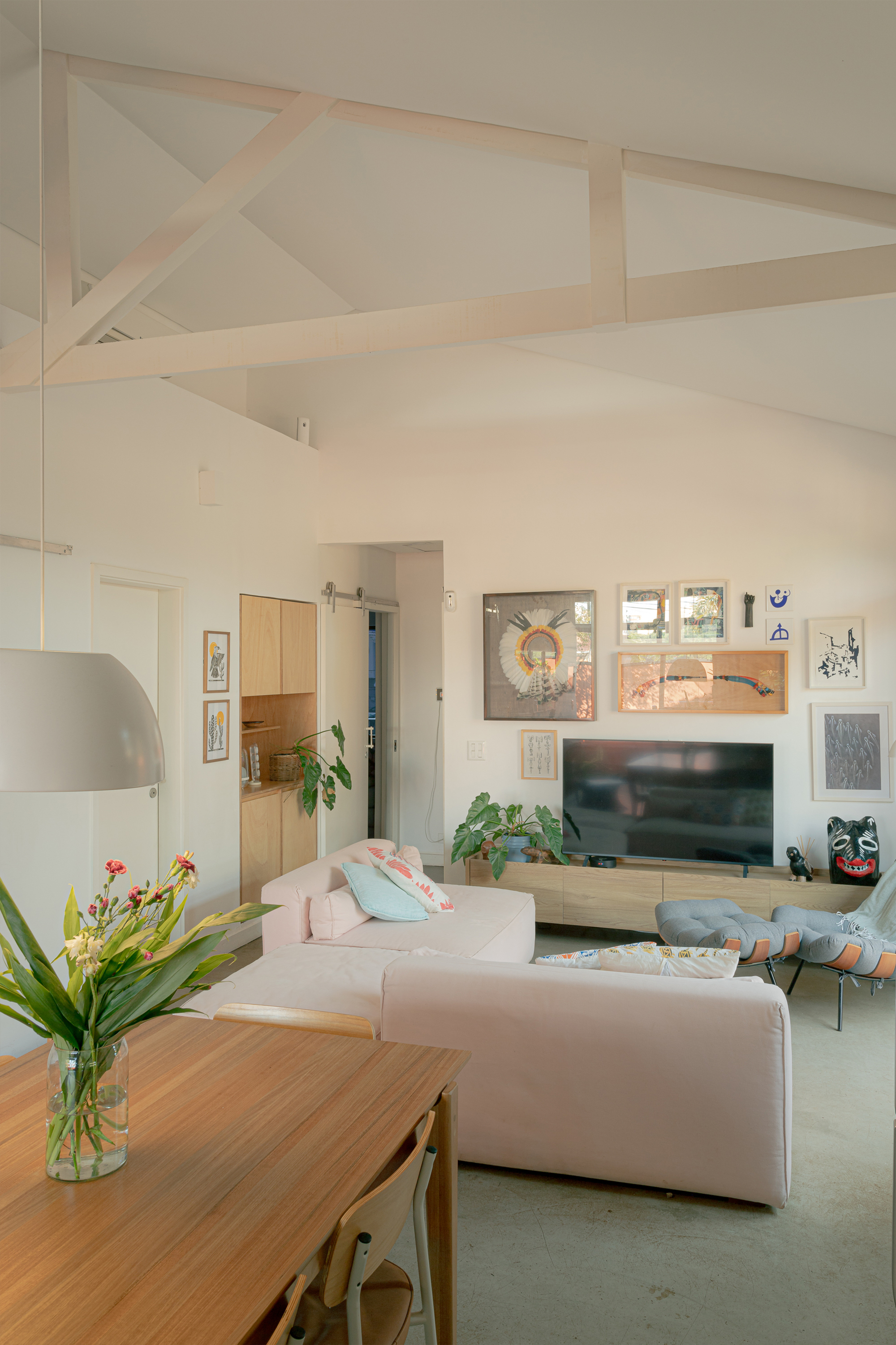 Una reforma de 39 m² conserva el piso quemado y abre la vivienda hacia arriba