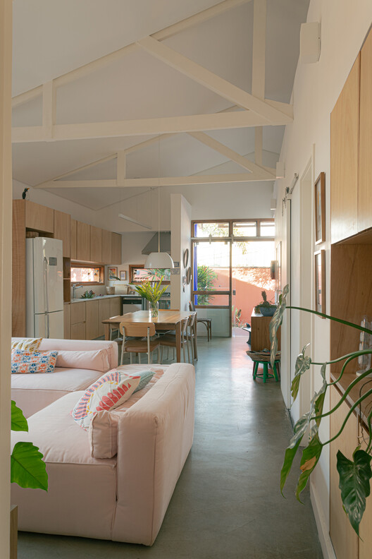 Butantã House / André Guerra Arquitetos - Interior Photography, Wood, Sofa, Lighting, Chair, Table