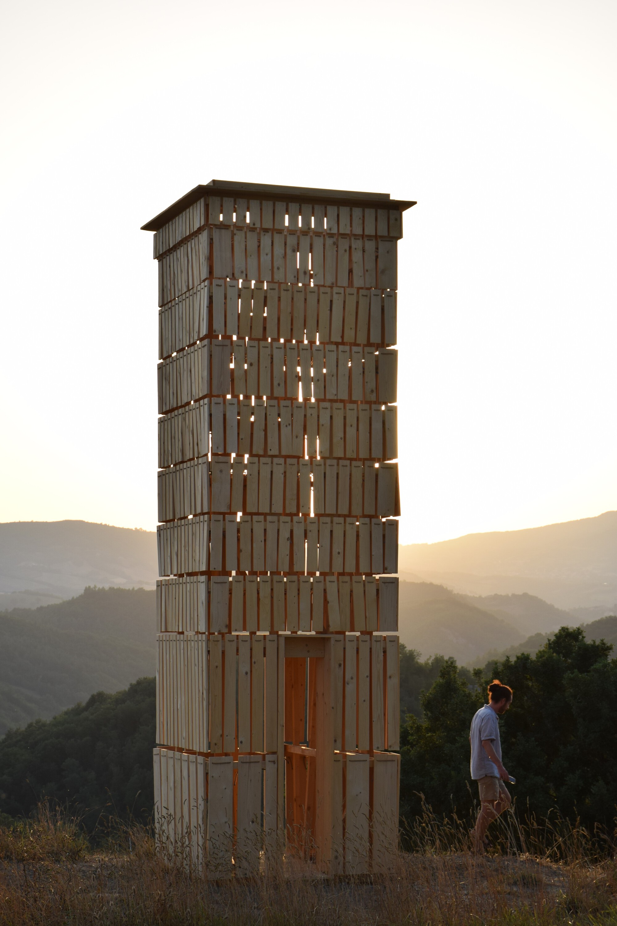 Una torre de madera que se mueve con el viento dialoga con las ruinas de Lunano, vista 5