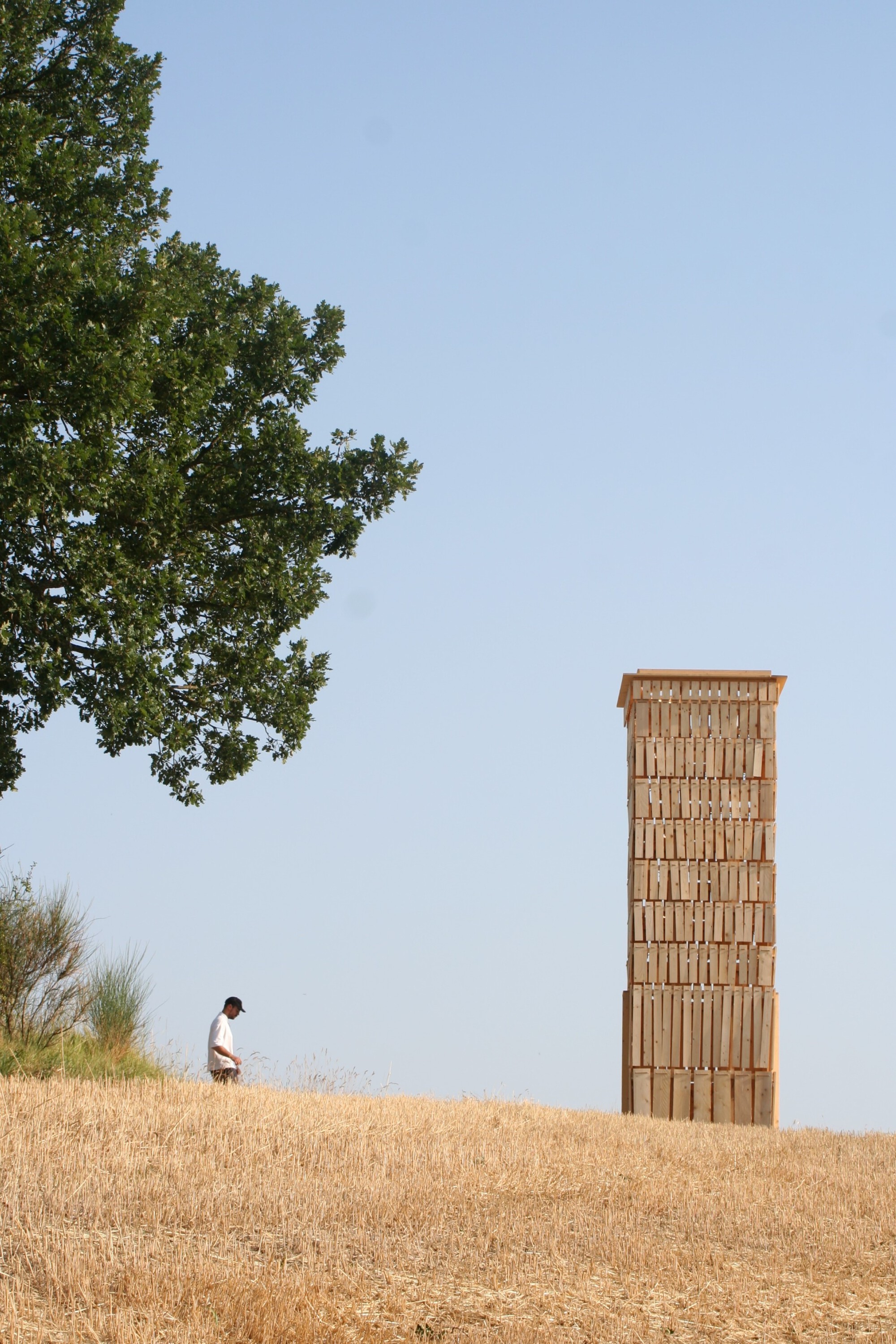 Una torre de madera que se mueve con el viento dialoga con las ruinas de Lunano, vista 3