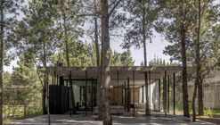 A House with One Hundred Pines / Luis Barandiarán